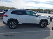 ✅ 2022 Toyota Corolla Cross XLE • VIN: 7MUDAABG1NV035400 • Lot: 43610711. Wystawiony na IAAI z przebiegiem 34 456 mil. Bezpłatny archiwum sprzedaży aukcyjnych z USA i szczegółowy raport historii pojazdu na DreamBid. Zdjęcie 13.