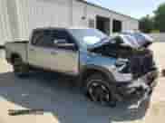 2020 Ram 1500 Rebel z VIN 1C6RRELT0LN303553, wystawiony jako Copart lot #53488355 z przebiegiem 110 673 mil mil oraz Szkoda całkowita • Salvage title. Historia ofert i sprzedaży dostępna na DreamBid. Obrazek 4.
