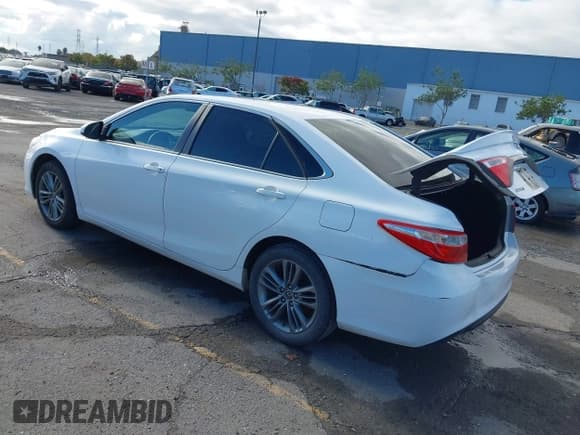 ✅ 2015 Toyota Camry SE • VIN: 4T1BF1FK8FU070090 • Lot: 43725575. Wystawiony na IAAI z przebiegiem 231 781 mil. Bezpłatny archiwum sprzedaży aukcyjnych z USA i szczegółowy raport historii pojazdu na DreamBid. Zdjęcie 3.