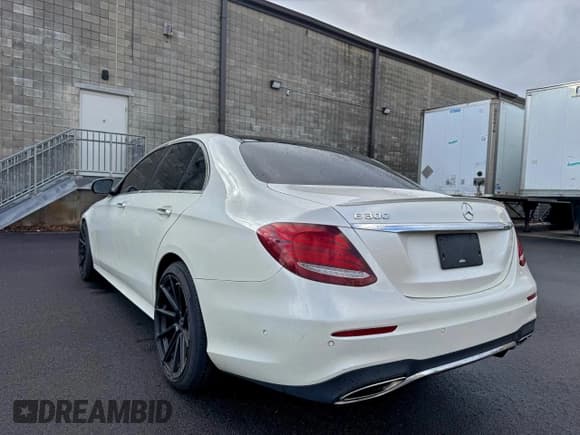 ✅ 2018 Mercedes-Benz E 300 • VIN: WDDZF4JB5JA345846 • Lot: 94943865. Wystawiony na Copart z przebiegiem 88 224 mil. Bezpłatny archiwum sprzedaży aukcyjnych z USA i szczegółowy raport historii pojazdu na DreamBid. Zdjęcie 3.
