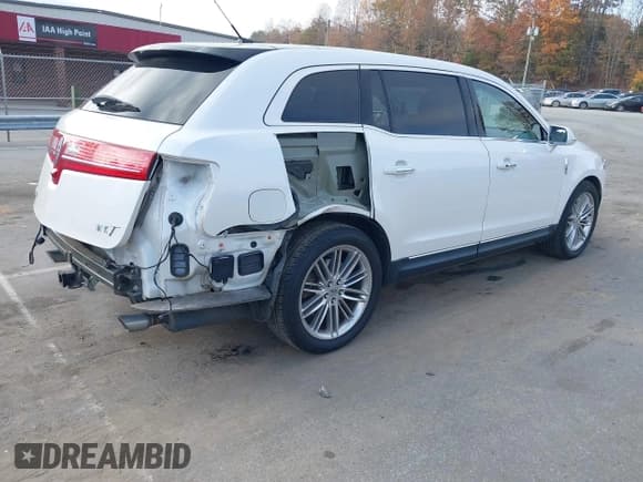 ✅ 2019 Lincoln MKT Reserve • VIN: 2LMHJ5AT2KBL00694 • Лот: 43639684. Опубликован ранее на IAAI с пробегом 121 171 миль. Бесплатный доступ к архиву аукционных продаж из США и подробный отчёт об истории автомобиля на DreamBid. Изображение 4.