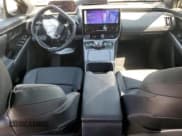 ✅ 2024 Subaru Solterra Touring • VIN: JTMABABA1RA046759 • Lot: 70918685. Wystawiony na Copart z przebiegiem 10 606 mil. Bezpłatny archiwum sprzedaży aukcyjnych z USA i szczegółowy raport historii pojazdu na DreamBid. Zdjęcie 8.