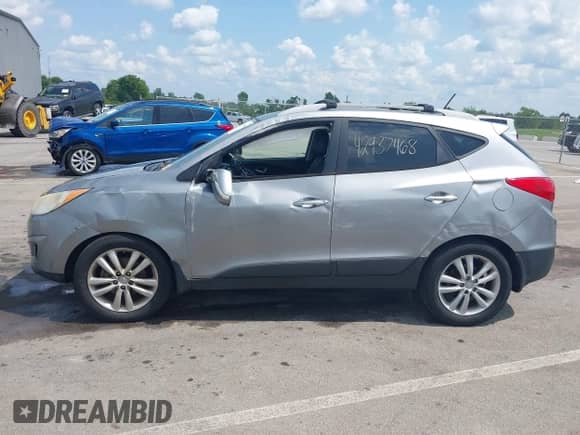 ✅ 2011 Hyundai Tucson Limited • VIN: KM8JUCACXBU213998 • Lot: 42937468. Listed on IAAI with 199,789 mi. Free auction sales archive from the USA and detailed vehicle history report at DreamBid. Image 14.