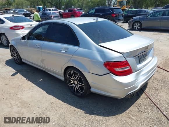 ✅ 2014 Mercedes-Benz C 250 Sport • VIN: WDDGF4HB5ER307781 • Lot: 42223138. Wystawiony na IAAI z przebiegiem 186 457 mil. Bezpłatny archiwum sprzedaży aukcyjnych z USA i szczegółowy raport historii pojazdu na DreamBid. Zdjęcie 3.