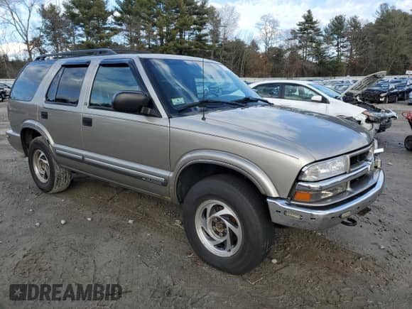 2001 Chevrolet Blazer LT z VIN 1GNDT13W512150486, wystawiony jako Copart lot #84220044 z przebiegiem 152 657 mil mil oraz Czysty tytuł • Clean title. Historia ofert i sprzedaży dostępna na DreamBid. Obrazek 4.