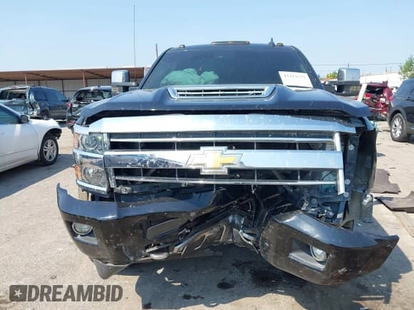 ✅ 2019 Chevrolet Silverado 2500HD High Country • VIN: 1GC1KUEY8KF157408 • Lot: 43223575. Wystawiony na IAAI z przebiegiem 131 751 mil. Bezpłatny archiwum sprzedaży aukcyjnych z USA i szczegółowy raport historii pojazdu na DreamBid. Zdjęcie 12.