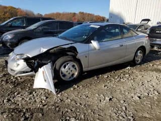 ✅ 2002 Saturn SC • VIN: 1G8ZY12712Z273988 • Лот: 91109035. Опубликован ранее на Copart с пробегом 79 754 миль. Бесплатный доступ к архиву аукционных продаж из США и подробный отчёт об истории автомобиля на DreamBid. Изображение 1.
