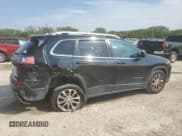 ✅ 2019 Jeep Cherokee Latitude • VIN: 1C4PJLCB7KD172368 • Lot: 80292465. Wystawiony na Copart z przebiegiem 148 126 mil. Bezpłatny archiwum sprzedaży aukcyjnych z USA i szczegółowy raport historii pojazdu na DreamBid. Zdjęcie 3.