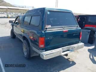 1996 Dodge Dakota z VIN 1B7GG23Y4TS593605, wystawiony jako IAAI lot #42447972 z przebiegiem 185 308 mil mil oraz . Historia ofert i sprzedaży dostępna na DreamBid. Obrazek 3.