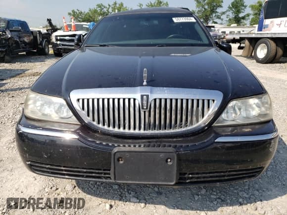 ✅ 2007 Lincoln Town Car Executive • VIN: 1L1FM88W37Y605323 • Lot: 59773904. Listed on Copart with 109,545 mi. Free auction sales archive from the USA and detailed vehicle history report at DreamBid. Image 5.
