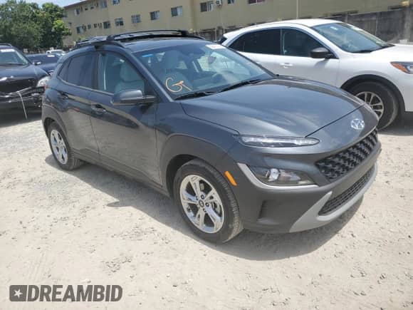 ✅ 2022 Hyundai Kona SEL • VIN: KM8K32AB1NU914152 • Lot: 59475723. Wystawiony na Copart z przebiegiem 1 285 mil mil. Skorzystaj z bezpłatnego archiwum sprzedaży aukcyjnych z USA i zobacz szczegółowy raport historii pojazdu na DreamBid. Zdjęcie 4.