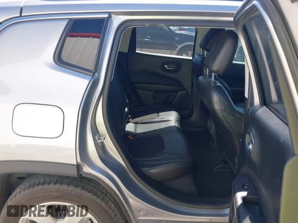 ✅ 2018 Jeep Compass Latitude • VIN: 3C4NJCBB7JT411001 • Lot: 42217514. Listed on IAAI with 140,744 mi. Free auction sales archive from the USA and detailed vehicle history report at DreamBid. Image 8.