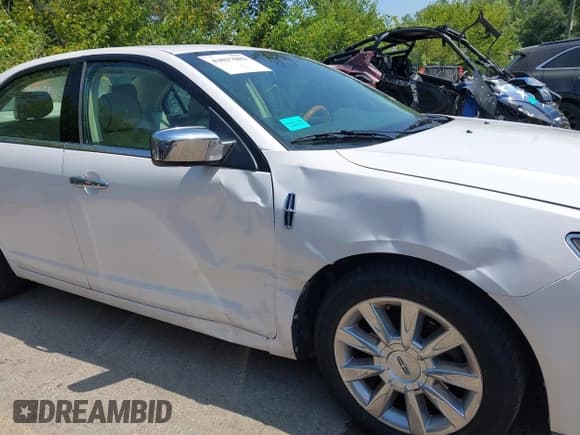 ✅ 2011 Lincoln MKZ • VIN: 3LNHL2GC3BR760511 • Lot: 43017002. Listed on IAAI with 132,637 mi. Free auction sales archive from the USA and detailed vehicle history report at DreamBid. Image 6.