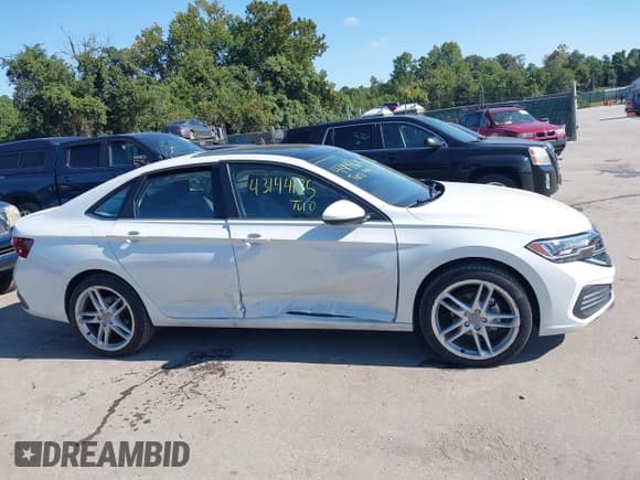 ✅ 2024 Volkswagen Jetta SE • VIN: 3VW7M7BU1RM069055 • Lot: 43144675. Wystawiony na IAAI z przebiegiem 26 302 mil. Bezpłatny archiwum sprzedaży aukcyjnych z USA i szczegółowy raport historii pojazdu na DreamBid. Zdjęcie 13.