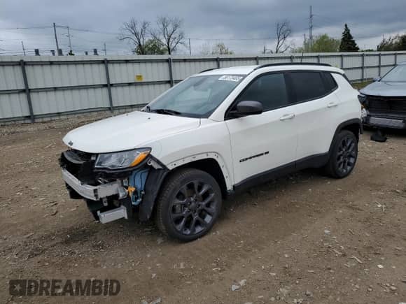 2021 Jeep Compass 80th Anniversary z VIN 3C4NJDEB1MT561871, wystawiony jako Copart lot #56173465 z przebiegiem 59 661 mil mil oraz Szkoda całkowita • Salvage title. Historia ofert i sprzedaży dostępna na DreamBid. Obrazek 1.