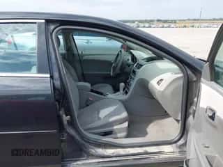 2012 Chevrolet Malibu 1LS z VIN 1G1ZB5E03CF253296, wystawiony jako IAAI lot #43278369 z przebiegiem 144 163 mil mil oraz . Historia ofert i sprzedaży dostępna na DreamBid. Obrazek 5.