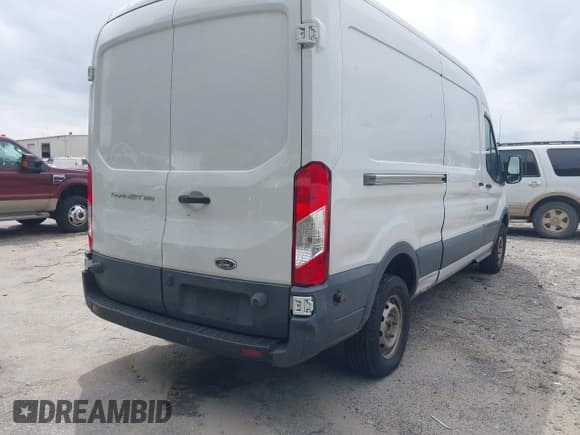✅ 2015 Ford Transit Cargo • VIN: 1FTNR2CM0FKA92570 • Lot: 43061239. Wystawiony na IAAI z przebiegiem 221 884 mil. Bezpłatny archiwum sprzedaży aukcyjnych z USA i szczegółowy raport historii pojazdu na DreamBid. Zdjęcie 4.