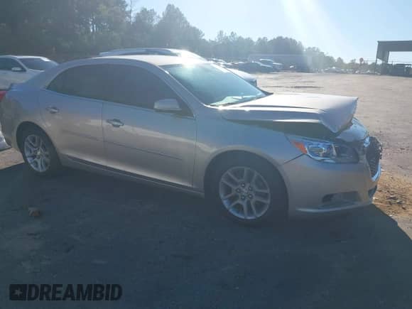 2015 Chevrolet Malibu LT z VIN 1G11C5SL8FF261312, wystawiony jako IAAI lot #43318360 z przebiegiem 294 932 mil mil oraz . Historia ofert i sprzedaży dostępna na DreamBid. Obrazek 1.