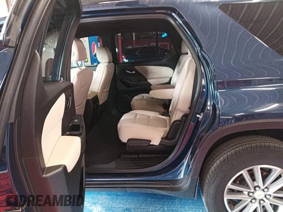 ✅ 2022 Chevrolet Traverse LT Cloth • VIN: 1GNEVGKW3NJ179032 • Lot: 42433832. Wystawiony na IAAI z przebiegiem 88 541 mil. Bezpłatny archiwum sprzedaży aukcyjnych z USA i szczegółowy raport historii pojazdu na DreamBid. Zdjęcie 1.