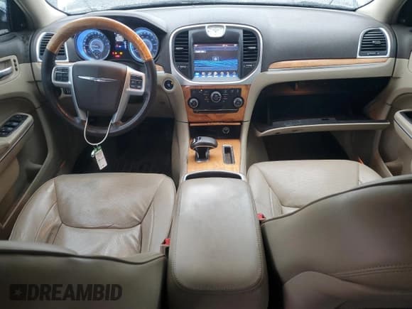 ✅ 2014 Chrysler 300 C • VIN: 2C3CCAKG5EH253102 • Лот: 90117035. Опубликован ранее на Copart с пробегом 146 877 миль. Бесплатный доступ к архиву аукционных продаж из США и подробный отчёт об истории автомобиля на DreamBid. Изображение 8.