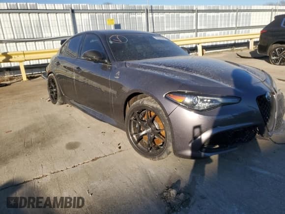 ✅ 2021 Alfa Romeo Giulia Quadrifoglio • VIN: ZARFAMEV2M7646078 • Lot: 82237543. Wystawiony na Copart z przebiegiem Nie podano. Bezpłatny archiwum sprzedaży aukcyjnych z USA i szczegółowy raport historii pojazdu na DreamBid. Zdjęcie 4.