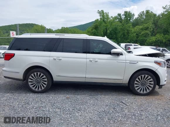 ✅ 2020 Lincoln Navigator Reserve • VIN: 5LMJJ3LT6LEL18701 • Lot: 42360807. Listed on IAAI with 68,445 mi. Free auction sales archive from the USA and detailed vehicle history report at DreamBid. Image 13.