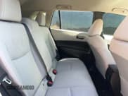 ✅ 2023 Toyota Corolla Cross LE • VIN: 7MUCAABG5PV072089 • Lot: 92633655. Wystawiony na Copart z przebiegiem 34 488 mil. Bezpłatny archiwum sprzedaży aukcyjnych z USA i szczegółowy raport historii pojazdu na DreamBid. Zdjęcie 6.