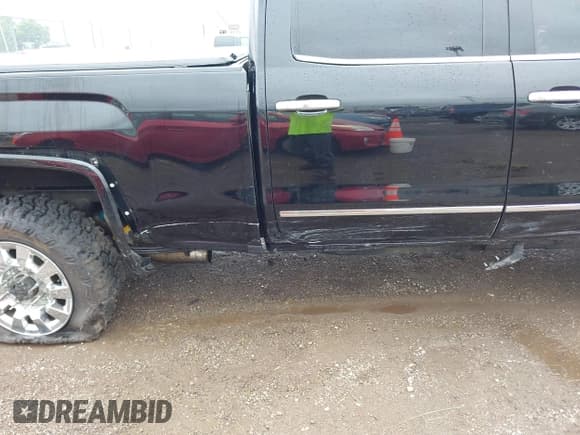 ✅ 2017 GMC Sierra 2500HD Denali • VIN: 1GT12UEY8HF213419 • Лот: 42720346. Опубликован ранее на IAAI с пробегом 169 799 миль. Бесплатный доступ к архиву аукционных продаж из США и подробный отчёт об истории автомобиля на DreamBid. Изображение 17.