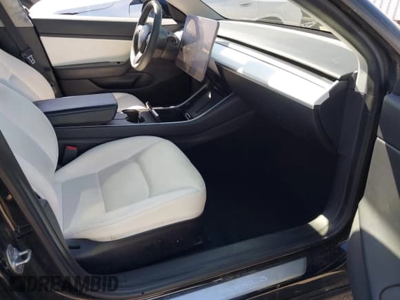 ✅ 2020 Tesla Model 3 Standard Range Plus • VIN: 5YJ3E1EA1LF615748 • Lot: 43481024. Wystawiony na IAAI z przebiegiem 123 021 mil. Bezpłatny archiwum sprzedaży aukcyjnych z USA i szczegółowy raport historii pojazdu na DreamBid. Zdjęcie 5.