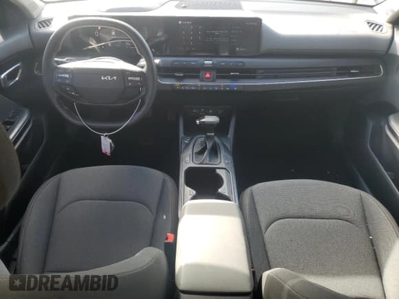 ✅ 2025 Kia K4 LXS • VIN: 3KPFT4DE5SE013061 • Lot: 87062605. Wystawiony na Copart z przebiegiem 22 332 mil. Bezpłatny archiwum sprzedaży aukcyjnych z USA i szczegółowy raport historii pojazdu na DreamBid. Zdjęcie 8.