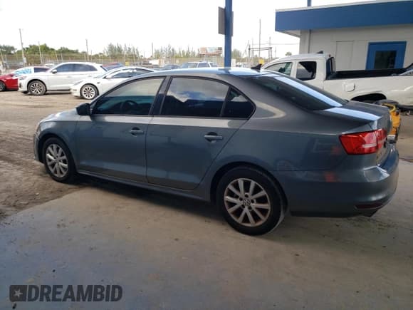 ✅ 2015 Volkswagen Jetta SE • VIN: 3VWD07AJ1FM298126 • Lot: 82627695. Wystawiony na Copart z przebiegiem 114 773 mil. Bezpłatny archiwum sprzedaży aukcyjnych z USA i szczegółowy raport historii pojazdu na DreamBid. Zdjęcie 2.