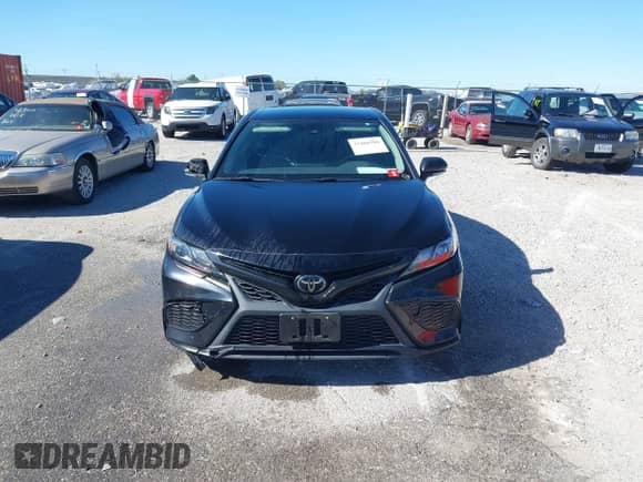 2022 Toyota Camry SE z VIN 4T1G11AKXNU030958, wystawiony jako IAAI lot #43466586 z przebiegiem 65 774 mil mil oraz . Historia ofert i sprzedaży dostępna na DreamBid. Obrazek 12.