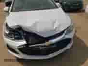 ✅ 2019 Chevrolet Cruze LS • VIN: 1G1BC5SM0K7101796 • Лот: 57268192. Размещён на Copart с пробегом 73 045 миль миль. Получите бесплатный доступ к архиву аукционных продаж из США и посмотрите подробный отчёт об истории автомобиля на DreamBid. Изображение 9.