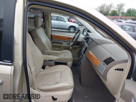 ✅ 2010 Chrysler Town & Country Limited • VIN: 2A4RR7DX2AR322606 • Lot: 42181467. Wystawiony na IAAI z przebiegiem 107 991 mil. Bezpłatny archiwum sprzedaży aukcyjnych z USA i szczegółowy raport historii pojazdu na DreamBid. Zdjęcie 5.