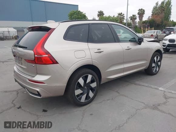 ✅ 2025 Volvo XC60 Plus • VIN: YV4H60RC7S1068305 • Lot: 42100343. Listed on IAAI with 1,870 mi. Free auction sales archive from the USA and detailed vehicle history report at DreamBid. Image 4.