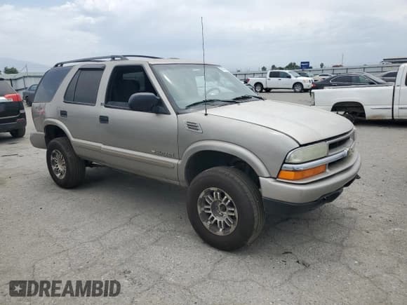 ✅ 2002 Chevrolet Blazer LS • VIN: 1GNDT13W52K153132 • Lot: 59196505. Wystawiony na Copart z przebiegiem 180 251 mil. Bezpłatny archiwum sprzedaży aukcyjnych z USA i szczegółowy raport historii pojazdu na DreamBid. Zdjęcie 4.