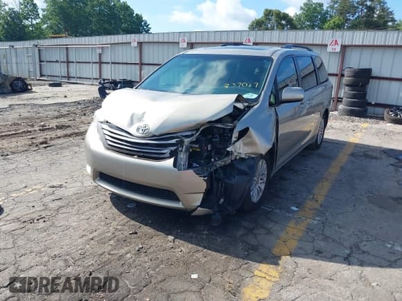 ✅ 2017 Toyota Sienna XLE Auto Access Seat • VIN: 5TDYZ3DC4HS837017 • Lot: 42237044. Listed on IAAI with 91,041 mi. Free auction sales archive from the USA and detailed vehicle history report at DreamBid. Image 16.
