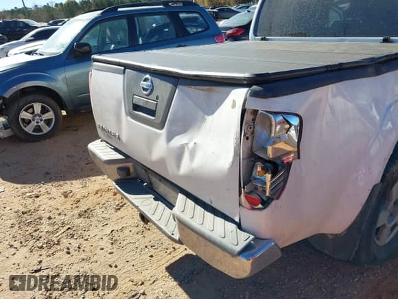 ✅ 2005 Nissan Frontier Nismo • VIN: 1N6AD07W85C421289 • Lot: 43691041. Wystawiony na IAAI z przebiegiem 201 155 mil. Bezpłatny archiwum sprzedaży aukcyjnych z USA i szczegółowy raport historii pojazdu na DreamBid. Zdjęcie 6.