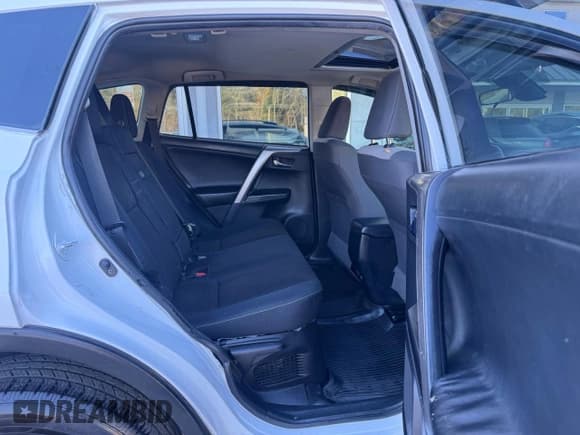 ✅ 2017 Toyota RAV4 XLE • VIN: JTMRJREVXHD071076 • Лот: 89729335. Опубликован ранее на Copart с пробегом 366 936 миль. Бесплатный доступ к архиву аукционных продаж из США и подробный отчёт об истории автомобиля на DreamBid. Изображение 6.