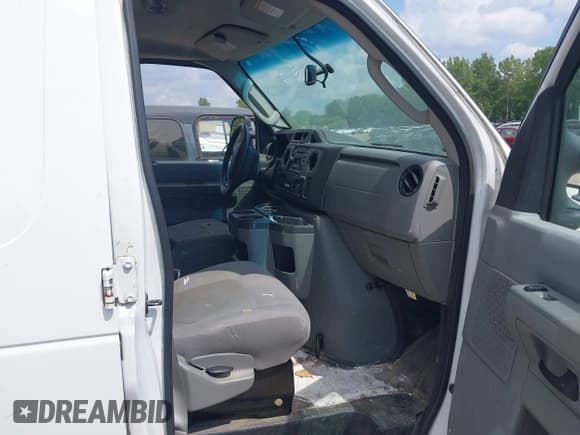 ✅ 2012 Ford Econoline Cargo Recreational • VIN: 1FTNE2EL2CDA46707 • Lot: 42911288. Wystawiony na IAAI z przebiegiem 206 809 mil. Bezpłatny archiwum sprzedaży aukcyjnych z USA i szczegółowy raport historii pojazdu na DreamBid. Zdjęcie 5.