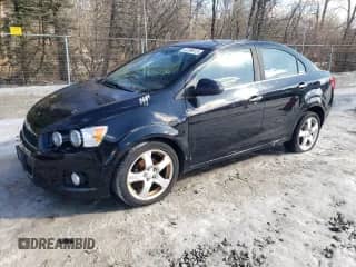 2012 Chevrolet Sonic LTZ z VIN 1G1JE5SH3C4149210, wystawiony jako Copart lot #61470005 z przebiegiem 166 902 mil mil oraz Szkoda całkowita • Salvage title. Historia ofert i sprzedaży dostępna na DreamBid. Obrazek 1.