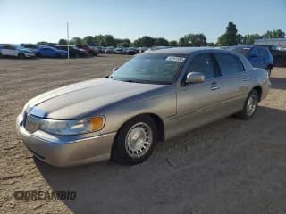 ✅ 1999 Lincoln Town Car Executive • VIN: 1LNHM81W4XY709515 • Lot: 65161505. Wystawiony na Copart z przebiegiem 146 361 mil. Bezpłatny archiwum sprzedaży aukcyjnych z USA i szczegółowy raport historii pojazdu na DreamBid. Zdjęcie 1.