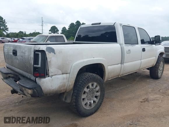 ✅ 2006 Chevrolet Silverado 2500HD LT3 • VIN: 1GCHK23D86F237137 • Lot: 42654117. Wystawiony na IAAI z przebiegiem Nie podano. Bezpłatny archiwum sprzedaży aukcyjnych z USA i szczegółowy raport historii pojazdu na DreamBid. Zdjęcie 4.