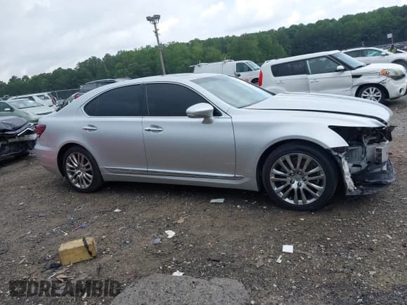 ✅ 2016 Lexus LS 460 • VIN: JTHBL5EF4G5141644 • Lot: 42423190. Listed on IAAI with 96,332 mi. Free auction sales archive from the USA and detailed vehicle history report at DreamBid. Image 13.