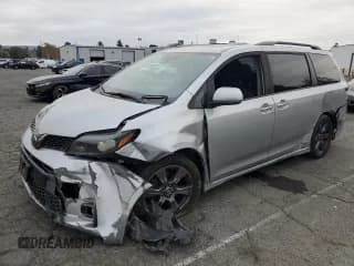 ✅ 2020 Toyota Sienna SE • VIN: 5TDXZ3DC0LS029428 • Лот: 92721225. Опубликован ранее на Copart с пробегом 76 697 миль. Бесплатный доступ к архиву аукционных продаж из США и подробный отчёт об истории автомобиля на DreamBid. Изображение 1.