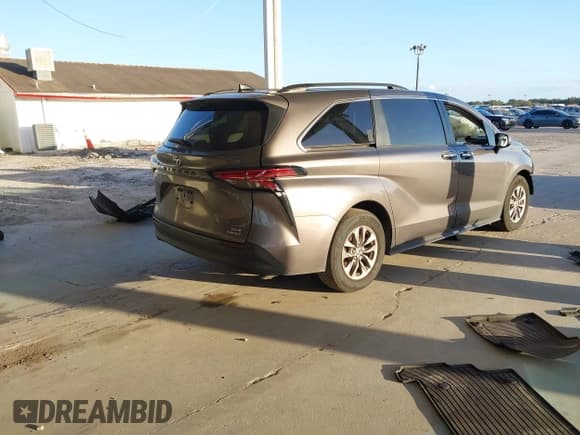 ✅ 2022 Toyota Sienna XLE • VIN: 5TDYRKEC9NS131147 • Lot: 43625525. Listed on IAAI with 61,310 mi. Free auction sales archive from the USA and detailed vehicle history report at DreamBid. Image 4.