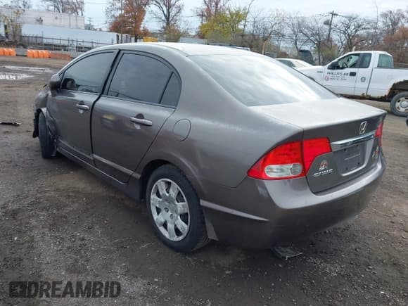 ✅ 2010 Honda Civic LX • VIN: 2HGFA1F51AH576405 • Lot: 43687604. Wystawiony na IAAI z przebiegiem 183 704 mil. Bezpłatny archiwum sprzedaży aukcyjnych z USA i szczegółowy raport historii pojazdu na DreamBid. Zdjęcie 3.