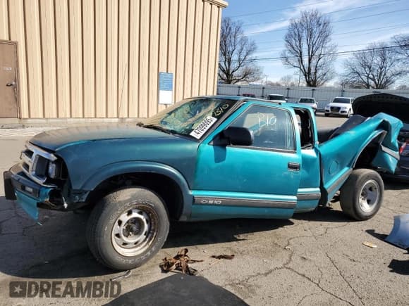 ✅ 1996 Chevrolet S-10 LS • VIN: 1GCCS19X9T8195499 • Лот: 47099095. Опубликован ранее на Copart с пробегом 127 945 миль. Бесплатный доступ к архиву аукционных продаж из США и подробный отчёт об истории автомобиля на DreamBid. Изображение 1.