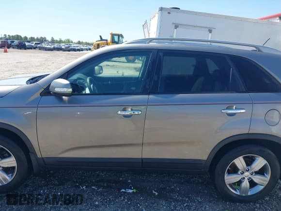 ✅ 2013 Kia Sorento EX • VIN: 5XYKU4A27DG394164 • Lot: 41949711. Listed on IAAI with 213,407 mi. Free auction sales archive from the USA and detailed vehicle history report at DreamBid. Image 13.