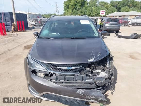 ✅ 2018 Chrysler Pacifica Touring L • VIN: 2C4RC1BG9JR233607 • Лот: 43351956. Опубликован ранее на IAAI с пробегом 142 040 миль. Бесплатный доступ к архиву аукционных продаж из США и подробный отчёт об истории автомобиля на DreamBid. Изображение 13.